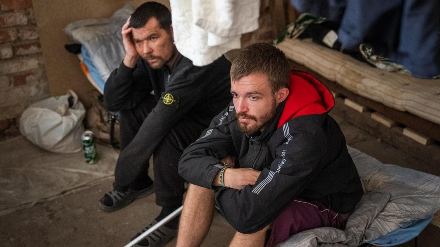 Ushtarët e dënuar shërohen në një kazermë në Ukrainën jugore pas një periudhe në vijën e frontit.
