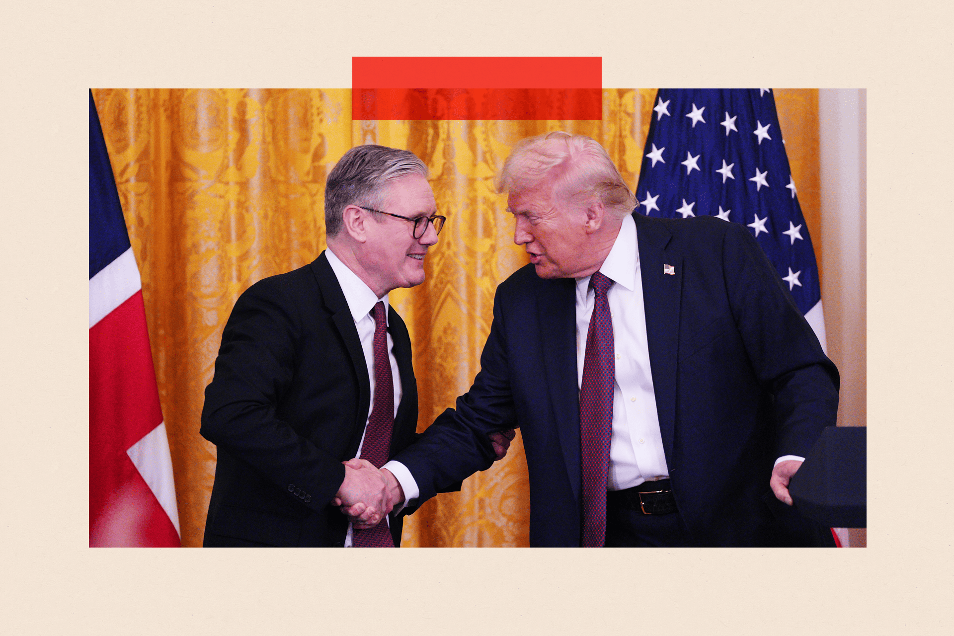 Kryeministri i Mbretërisë së Bashkuar Keir Starmer dhe Presidenti i SHBA-së Donald Trump shtrëngojnë duart në një konferencë të përbashkët për shtyp në Dhomën Lindore në Shtëpinë e Bardhë më 27 shkurt 2025 në Uashington, DC