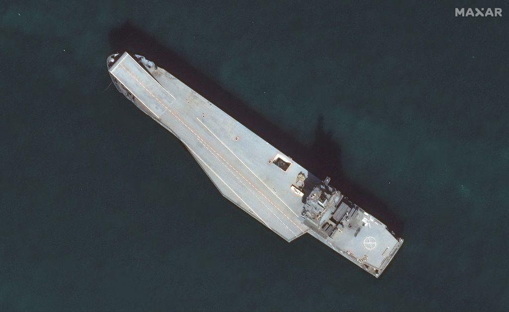 Një pamje ajrore, e bërë direkt nga lart, që tregon anijen dron, e cila në thelb duket si një pistë e madhe gri dhe një vend për helikopterë në njërën anë.