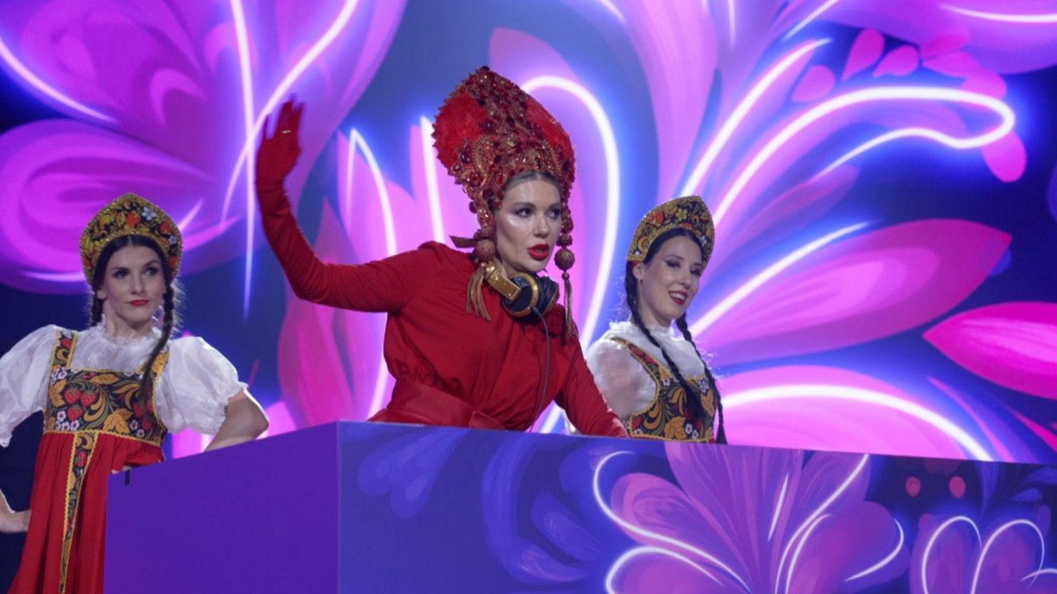 Rusët e veshur tradicionalisht performojnë në një provë për Intervision