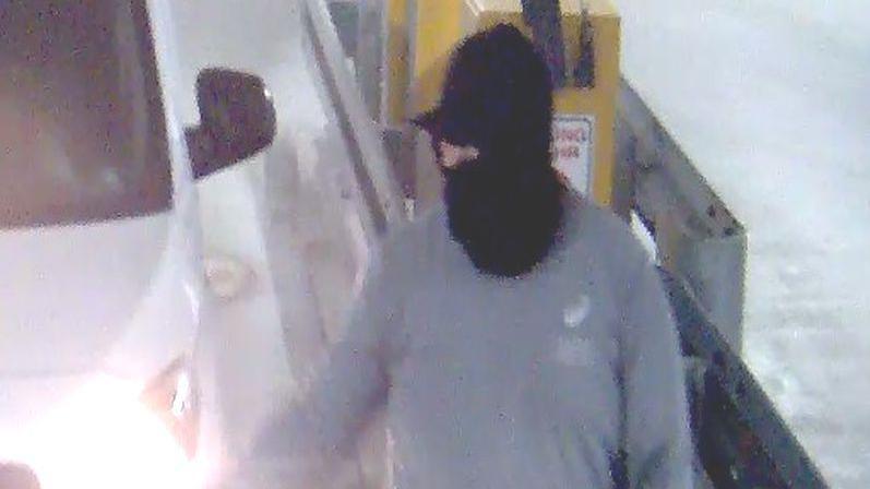 Një burrë i maskuar me një furgon të bardhë në një pamje nga kamerat e sigurisë