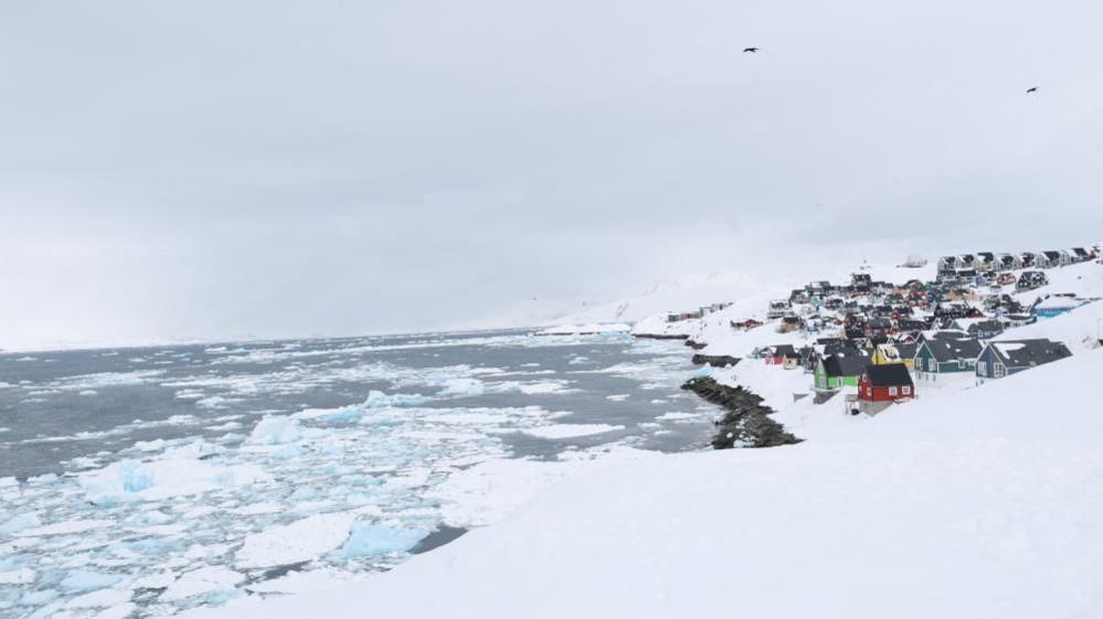 Një pamje e qytetit të vjetër të Nuuk, Groenlandë, me shtëpi prej druri me ngjyra të rrethuara nga bora dhe akulli