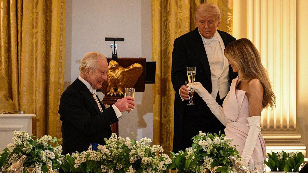 Mbreti Charles ngre një dolli me Presidentin e SHBA-së Donald Trump dhe Zonjën e Parë Melania Trump gjatë një Darke Shtetërore në Sallën Lindore të Shtëpisë së Bardhë në Uashington, DC, më 28 prill 2026.
