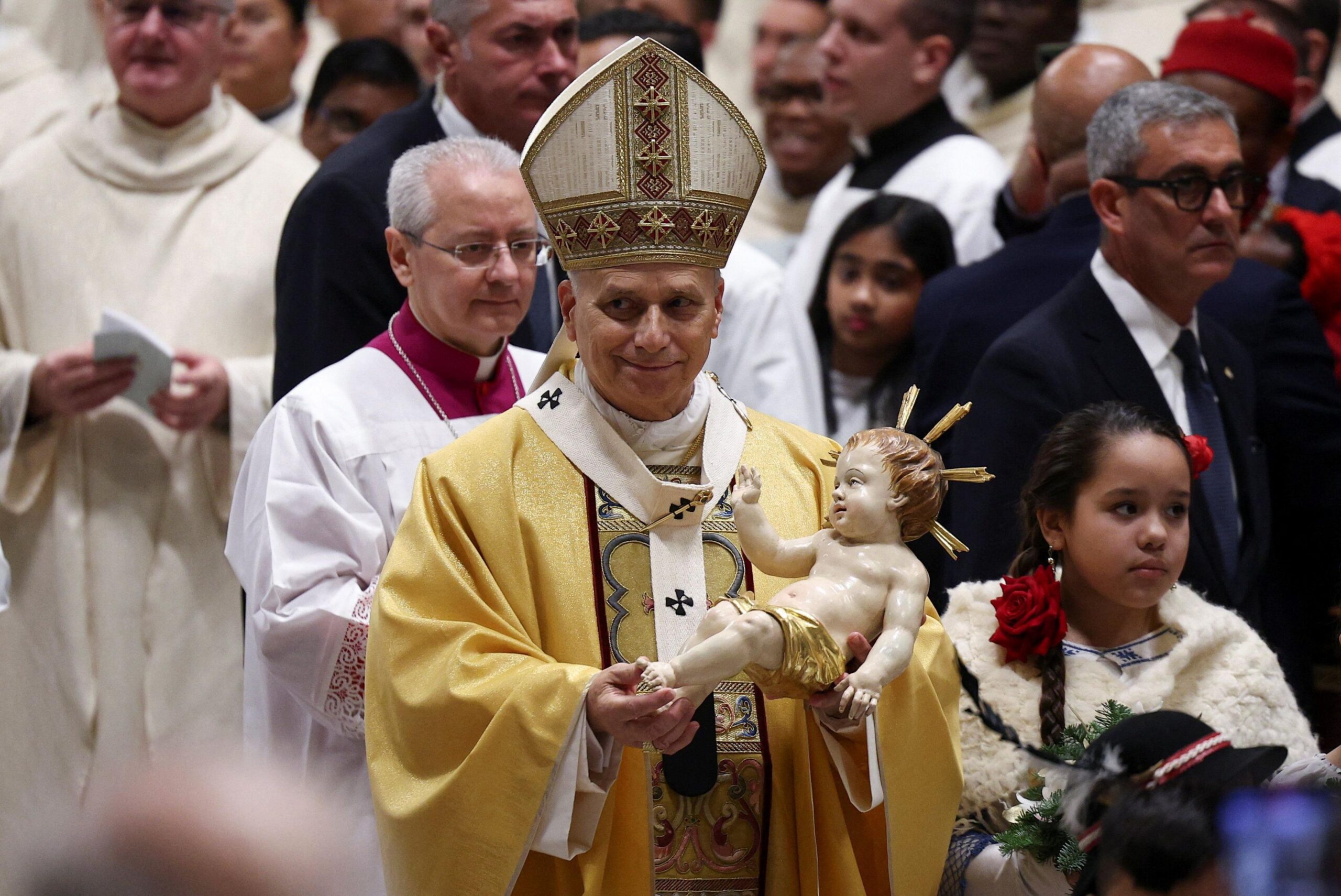 Papa Leo XIV mban një figurinë të foshnjës Jezus gjatë Meshës së Krishtlindjeve në Bazilikën e Shën Pjetrit në Vatikan, më 24 dhjetor 2025.