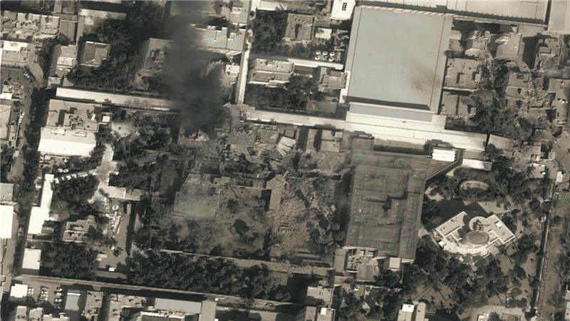 Një imazh satelitor tregon tym të zi që ngrihet mbi kompleksin e Shtëpisë së Lidershipit, zyrës së Udhëheqësit Suprem të Iranit, Ajatollah Ali Khamenei.