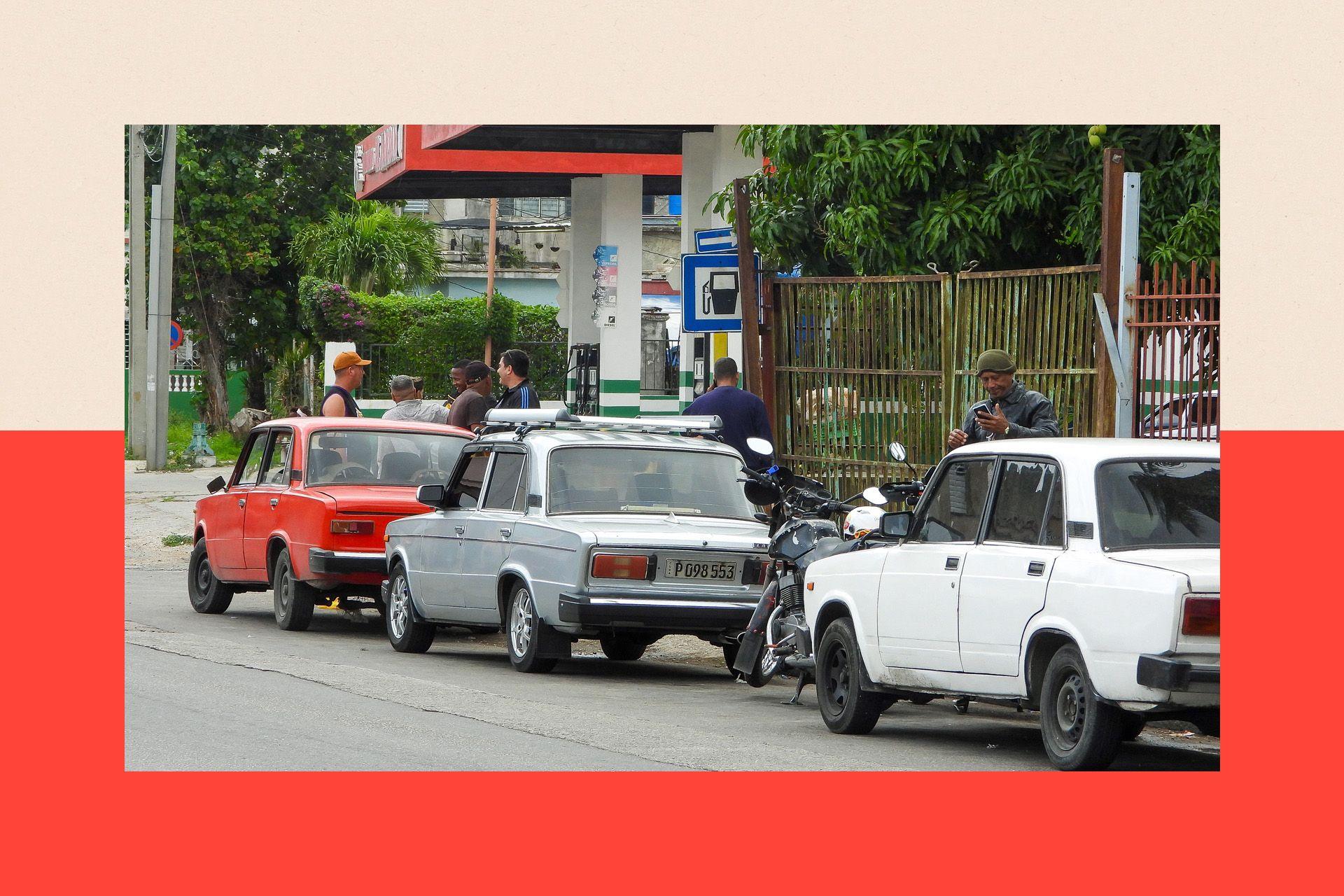 Automjetet presin në radhë për t'u furnizuar me karburant në një pikë karburanti në Havana
