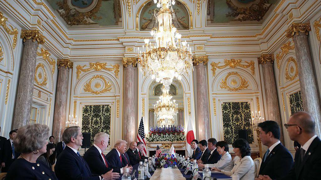 Presidenti i SHBA-së, Donald Trump (majtas) dhe kryeministri japonez, Sanae Takaichi (djathtas), takohen në Pallatin Akasaka më 28 tetor 2025 në Tokio, Japoni. Trump është në një vizitë në Azi që përfshin samitin e ASEAN në Malajzi, e ndjekur nga një udhëtim në Japoni dhe Korenë e Jugut përpara takimeve të APEC-ut.