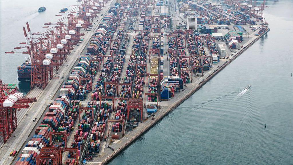 Vinça-portë dhe kontejnerë transporti në terminalin e kontejnerëve Chiwan në Shenzhen, Kinë, të premten, më 27 shkurt 2026.