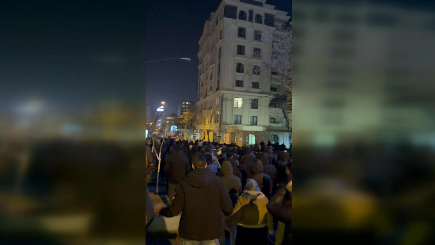 Pamje e ekranit nga një video e kohëve të fundit që tregon një turmë protestuesish në Tabriz, Irani perëndimor.