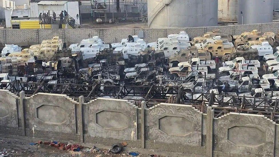 Automjete dhe kamionçina ushtarake të djegura pas një sulmi ajror të koalicionit të udhëhequr nga Arabia Saudite në Mukalla, Jemenin jugor (30 dhjetor 2025)