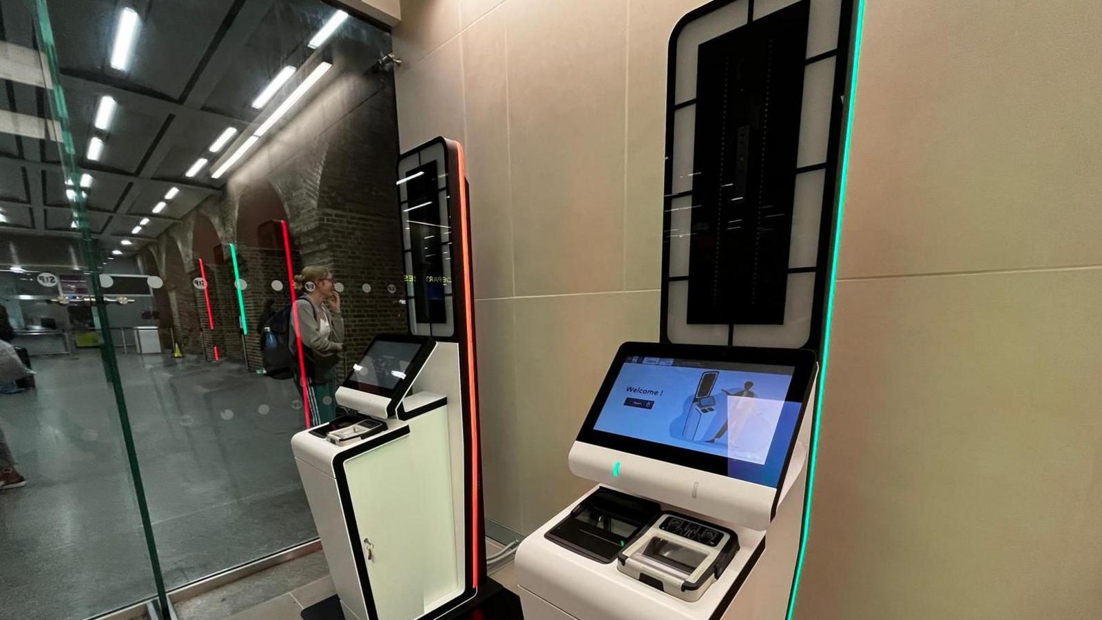 Dy nga 49 kioskat e reja automatike që Eurostar ka instaluar në stacionin e Londrës St Pancras, gati për lançimin e Sistemit të Hyrjes/Daljes në tetor. Çdo makinë e bardhë ka një ekran kompjuteri dhe një pajisje skanimi për pasaportat.