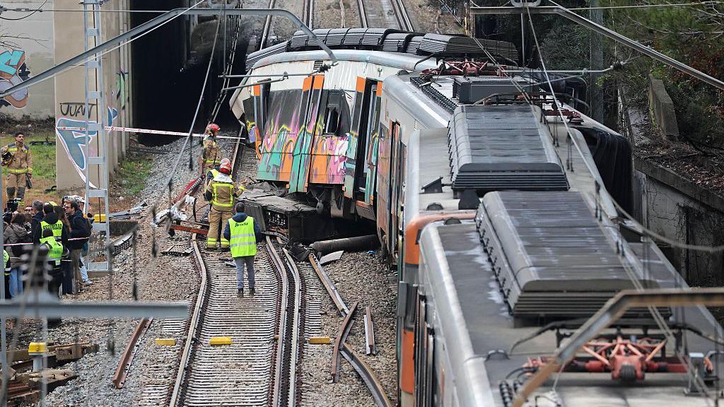 Një tren del nga shinat në Gelida, Spanjë, më 21 janar 2026, pasi u përplas me një mur mbajtës që ra mbi shina për shkak të shiut të rrëmbyeshëm.
