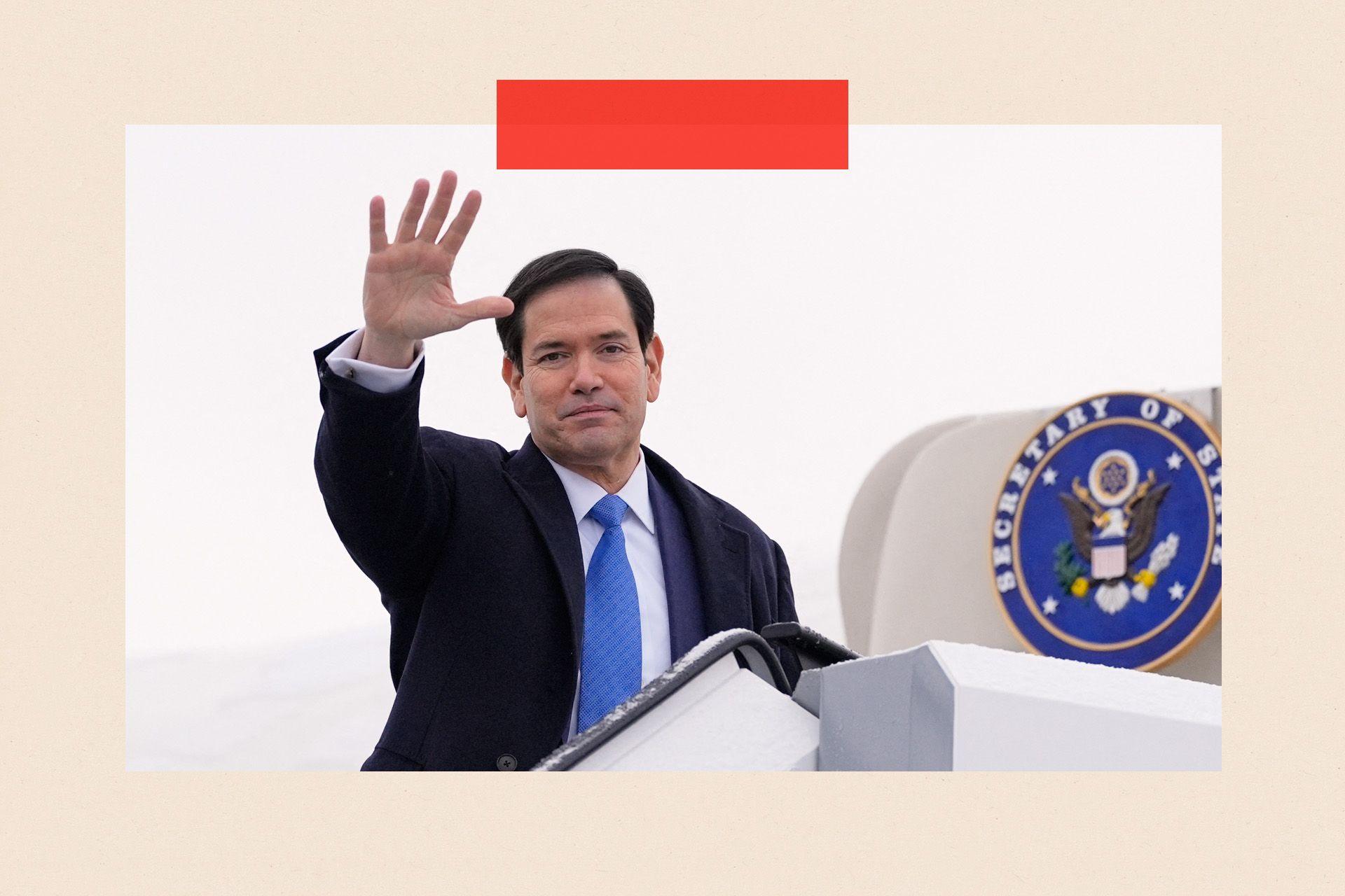 Sekretari i Shtetit i SHBA-së, Marco Rubio, përshëndet me dorë ndërsa largohet nga Aeroporti Ndërkombëtar i Mynihut
