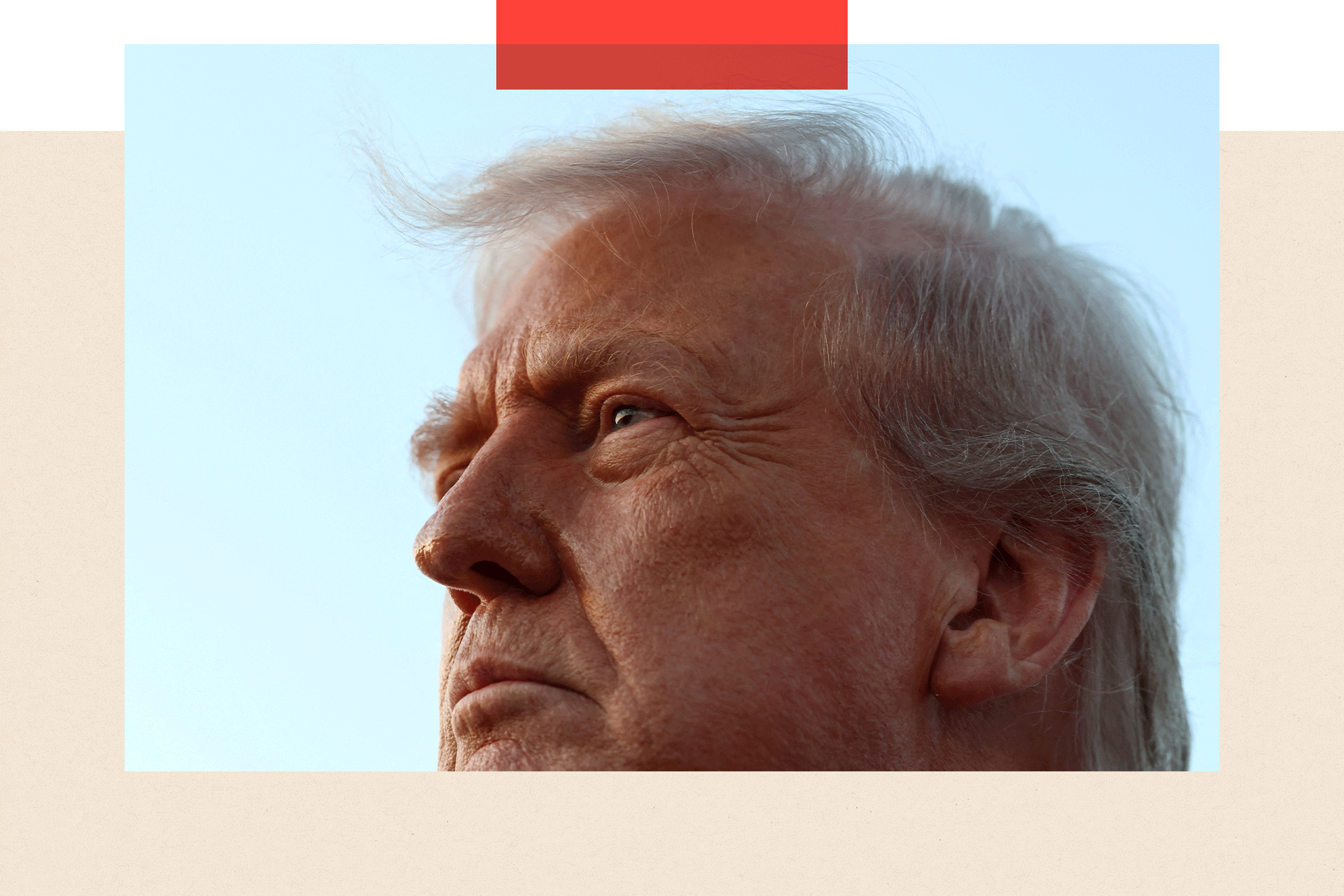 Presidenti amerikan Donald Trump shikon teksa flet me shtypin