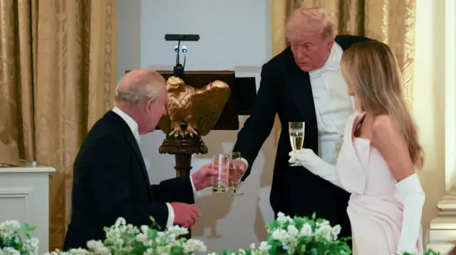 Mbreti Charles, Presidenti Donald Trump dhe Zonja e Parë Melania Trump ngrenë pijet e tyre gjatë një darke shtetërore