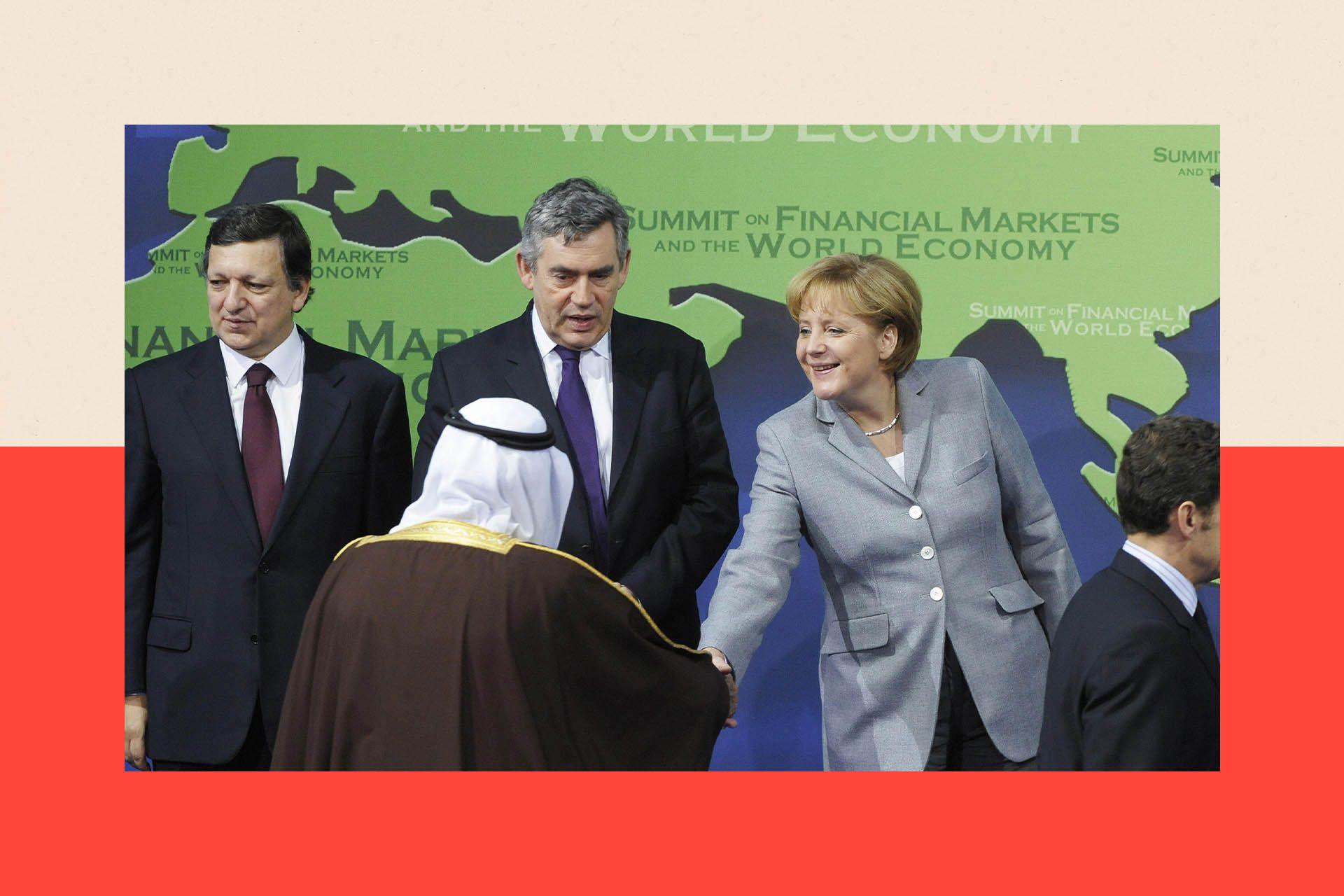 Kancelarja gjermane Angela Merkel (e dyta djathtas) shtrëngon duart me Mbretin saudit Abdullah Al Saud ndërsa ata zënë vendet e tyre për foton familjare pranë (nga e majta) Presidentit të Komisionit të BE-së Jose Manuel Barroso, Kryeministrit britanik Gordon Brown dhe Presidentit francez Nicolas Sarkozy në hapjen e Samitit të G20 më 15 nëntor 2008 në Uashington.