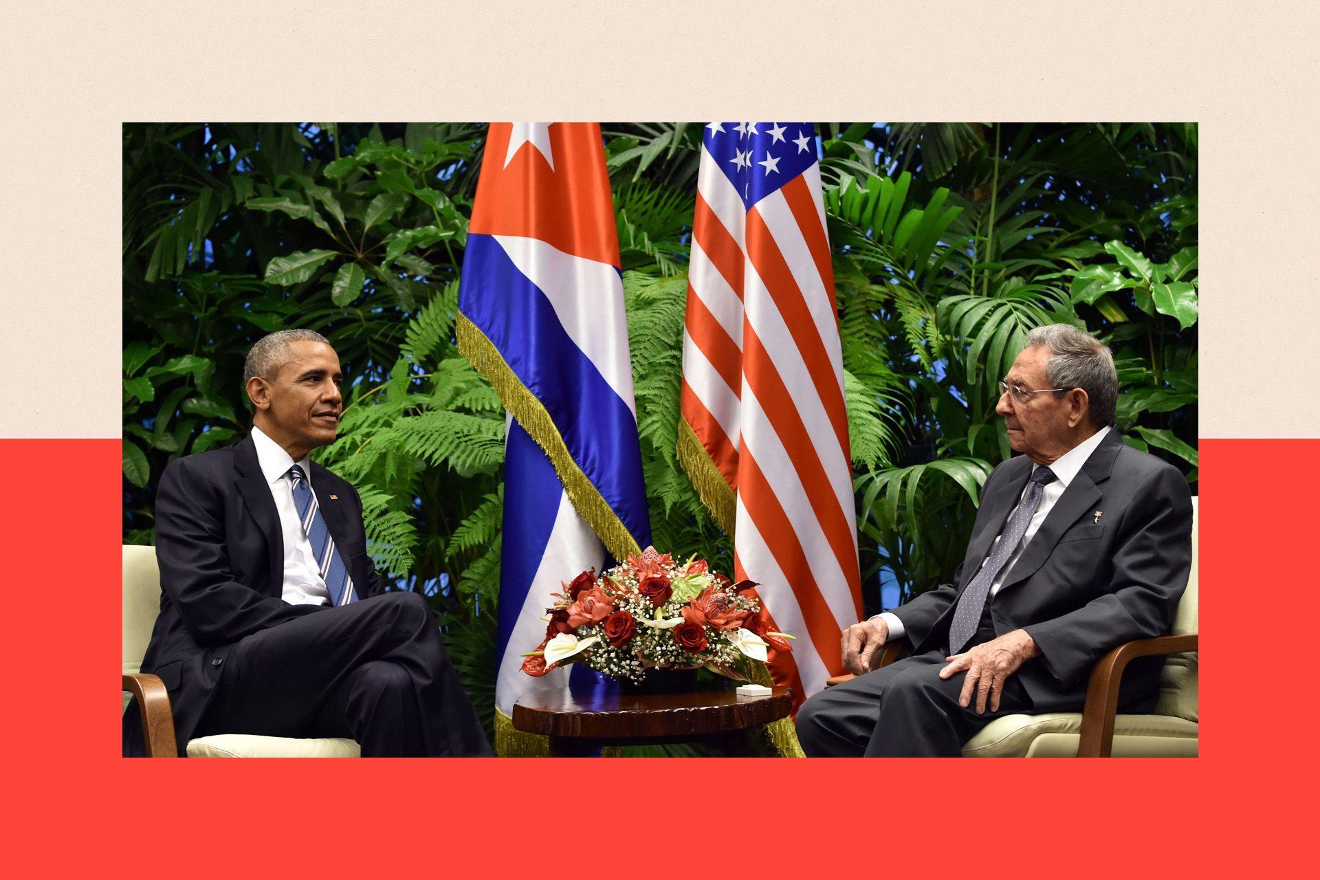 Barack Obama (majtas) dhe Presidenti kubanez Raul Castro takohen në Pallatin e Revolucionit në Havana