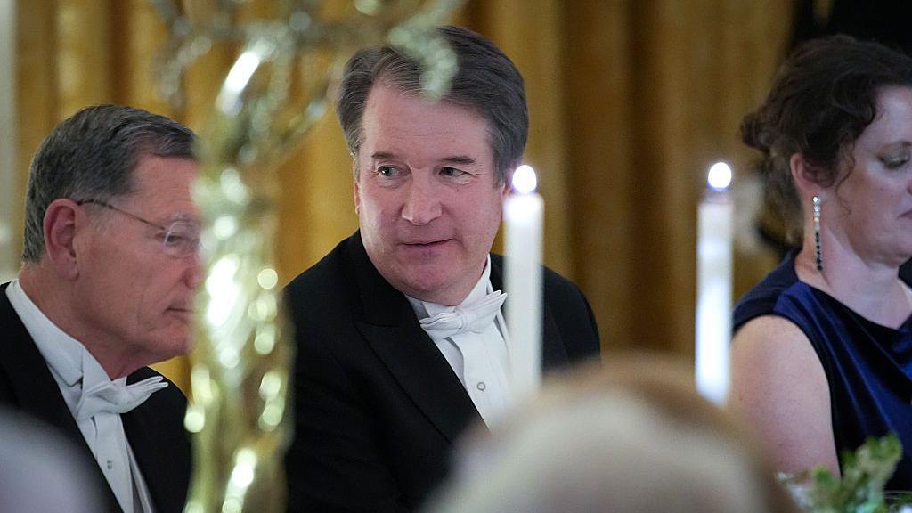 Gjyqtari i Gjykatës Supreme të SHBA-së, Brett Kavanaugh, merr pjesë në një darkë shtetërore të organizuar nga Presidenti i SHBA-së Donald Trump dhe Zonja e Parë Melania Trump për Mbretin Charles III dhe Mbretëreshën Camilla në Dhomën Lindore të Shtëpisë së Bardhë më 28 prill 2026 në Uashington, DC.
