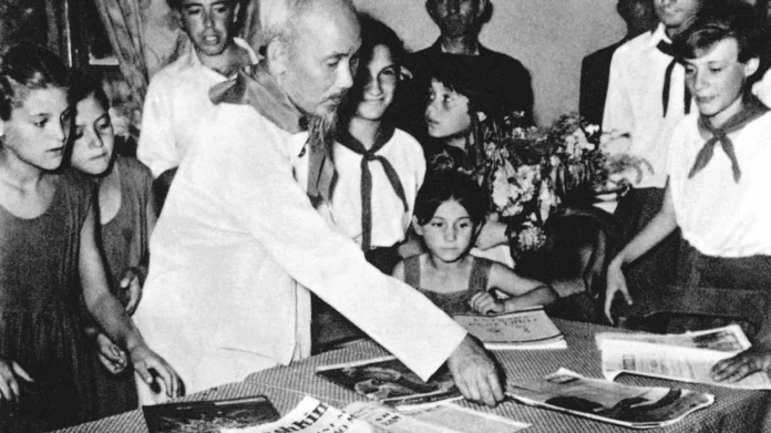 ilustrim-ho-chi-minh-gjate-vizites-se-tij-ne-tirane-ne-gusht-te-viti-1957