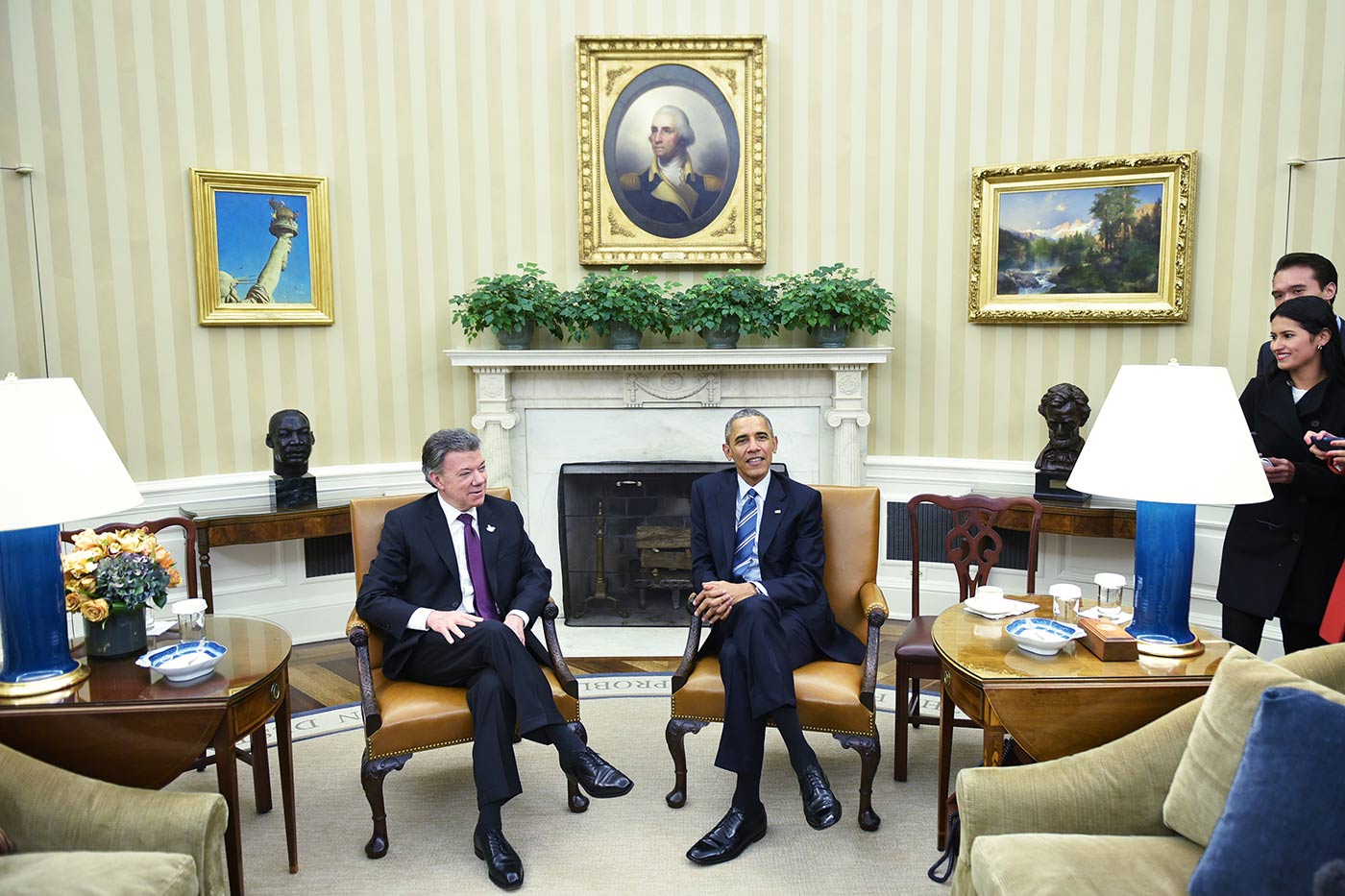 Barack Obama takohet me Presidentin e Kolumbisë Juan Manuel Santos, me të dy burrat të ulur në kolltuqe lëkure ngjyrë kafe përpara një oxhaku të bardhë. Dhoma ka mure ngjyrë krem ​​me vija vertikale të arta dhe është e dekoruar me vepra arti të kornizuara, duke përfshirë një portret qendror mbi oxhak dhe dy piktura peizazhesh në të dyja anët. Një bimë e gjelbër është vendosur mbi oxhak, dhe dy llamba blu dhe të bardha në tavolina anësore prej druri ofrojnë ndriçim të butë.