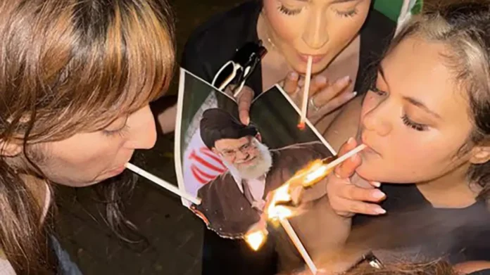 vajzat-e-reja-iraniane-protestojne-duke-djegur-imazhin-e-ajatollahut-ne-rruge