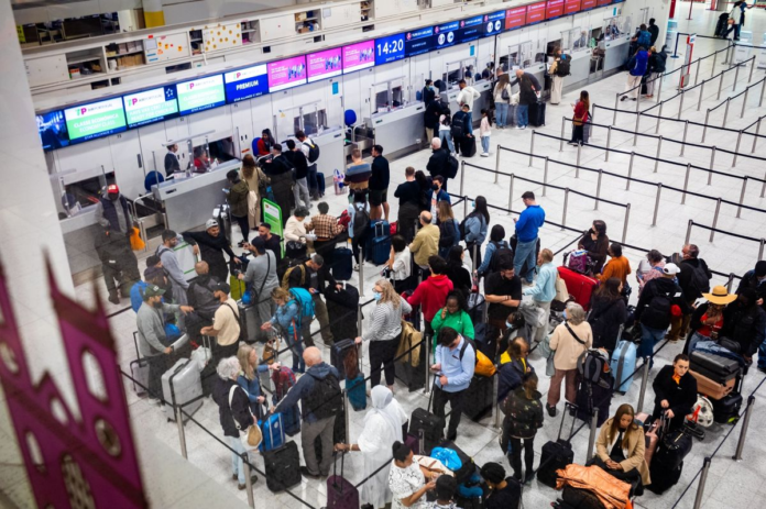 2_People-queue-to-check-in-at-Gatwick-Airport-South-Terminal