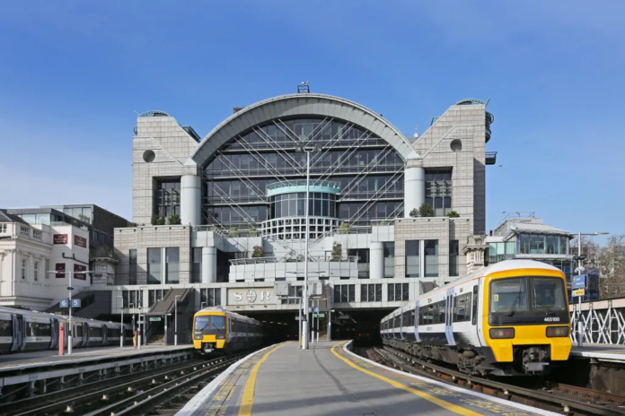 rpnf08-charing-cross-station-london-1027498236_ec2367